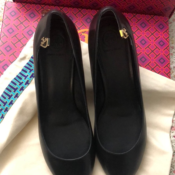 Tory Burch Elizabeth 40mm Round Toe Pump - Picture 3 of 6